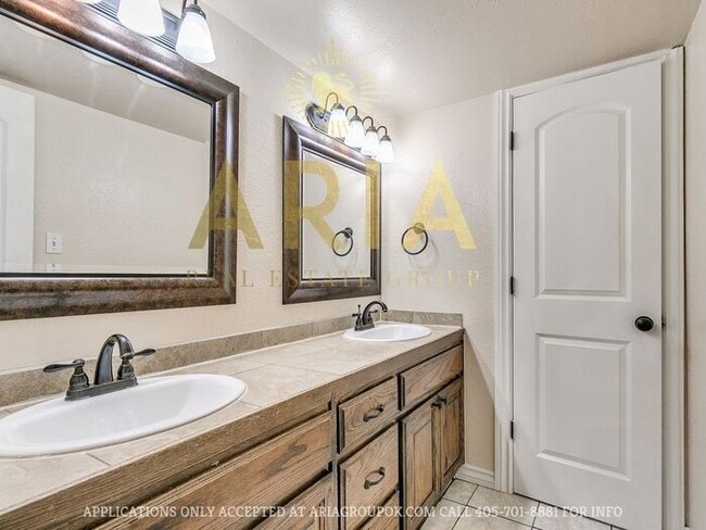 Building Photo - 2 bed/1.5 bath Norman Townhome Duplex - AV...