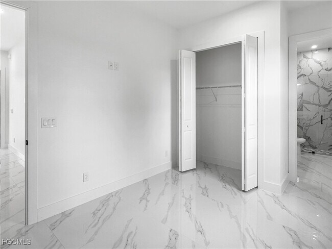 Building Photo - 916 Sara Ave N