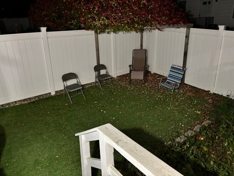 Enclosed back yard - 18 Pope St