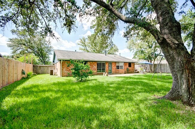 Building Photo - 609 Mary Ann Dr