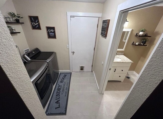 Building Photo - Newly Updated 3 Bedroom 3 Bath Home in Cov...