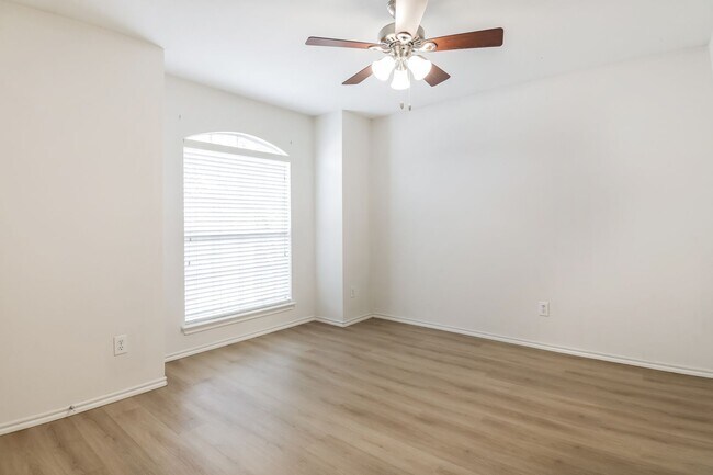 Building Photo - $1895  4 Bed/2 Bath/2 Garage  Ready for Move-in Home in Mustang Creek