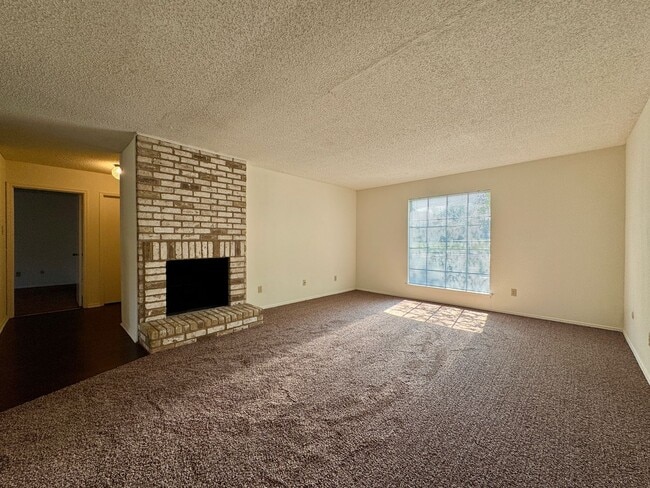 Building Photo - Townhome