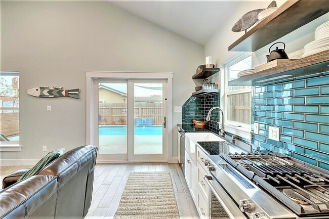 Building Photo - 224 E Oaks Ave