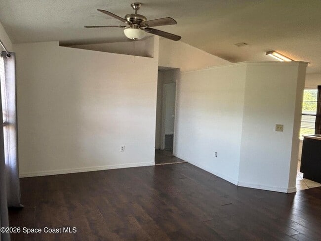 Building Photo - 272 High Rd NW