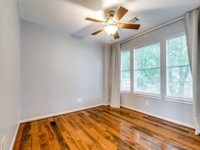 Building Photo - 1319 Park Wind Dr