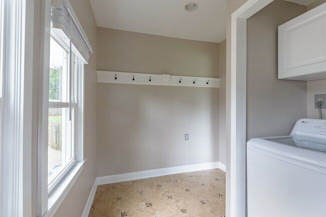 Building Photo - Spacious home located in a great neighborhood!