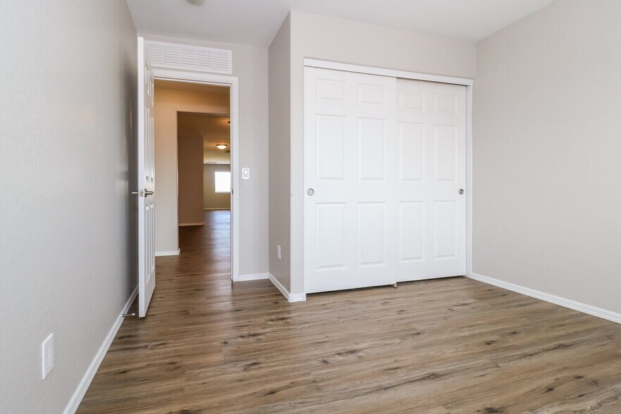 Building Photo - 7412 S 37th Dr