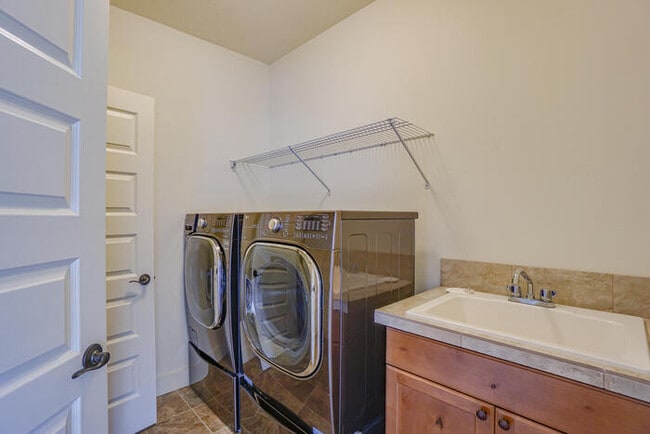 Building Photo - NEWER THREE BEDROOM IN CUL-DE-SAC