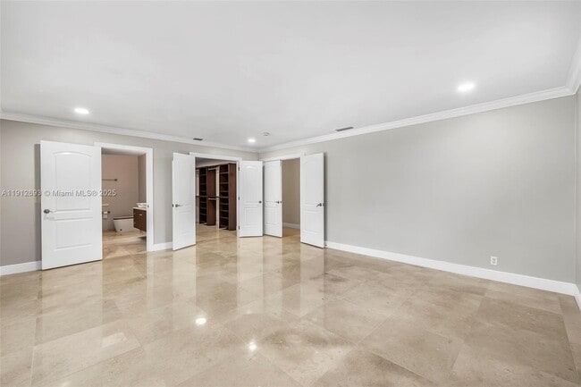 Building Photo - 633 Solar Isle Dr