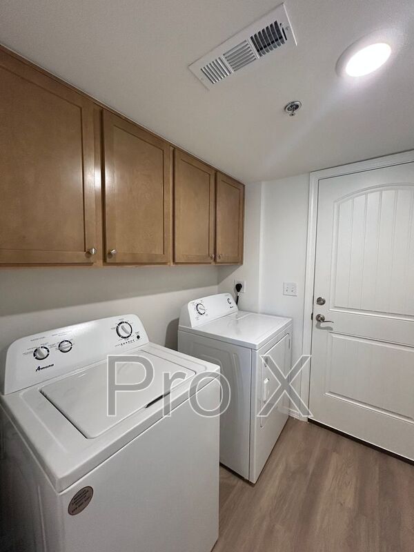 Building Photo - 2802 W Mockingbird Ln