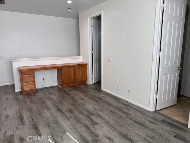 Building Photo - 2750 E Oak Hill Dr