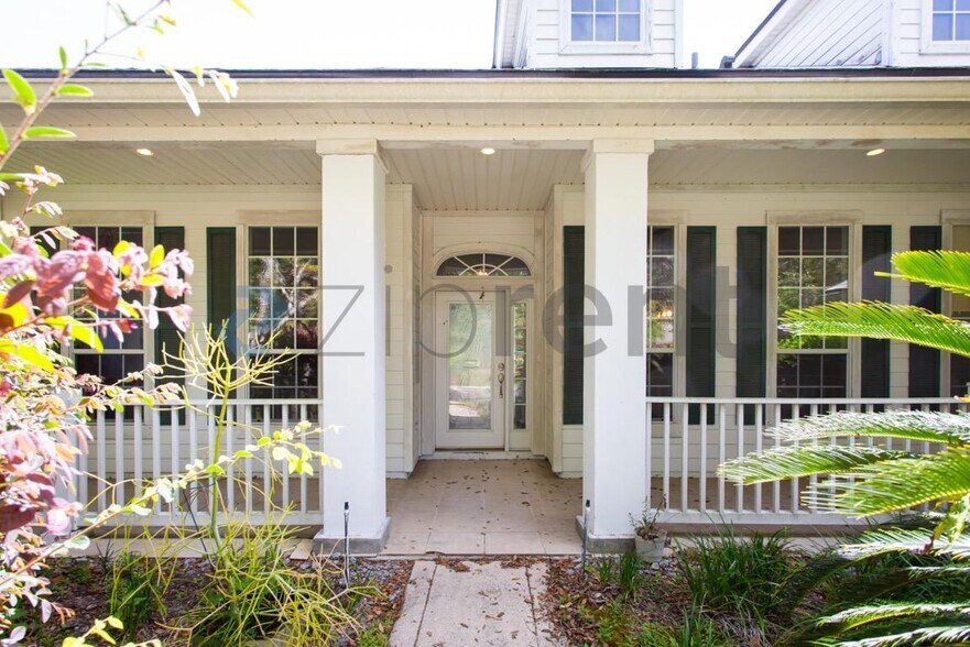 Building Photo - 168 Oak Common Ave