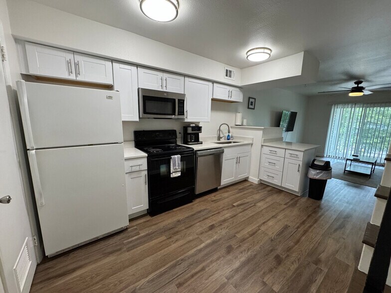 Building Photo - 798 S Cedar St