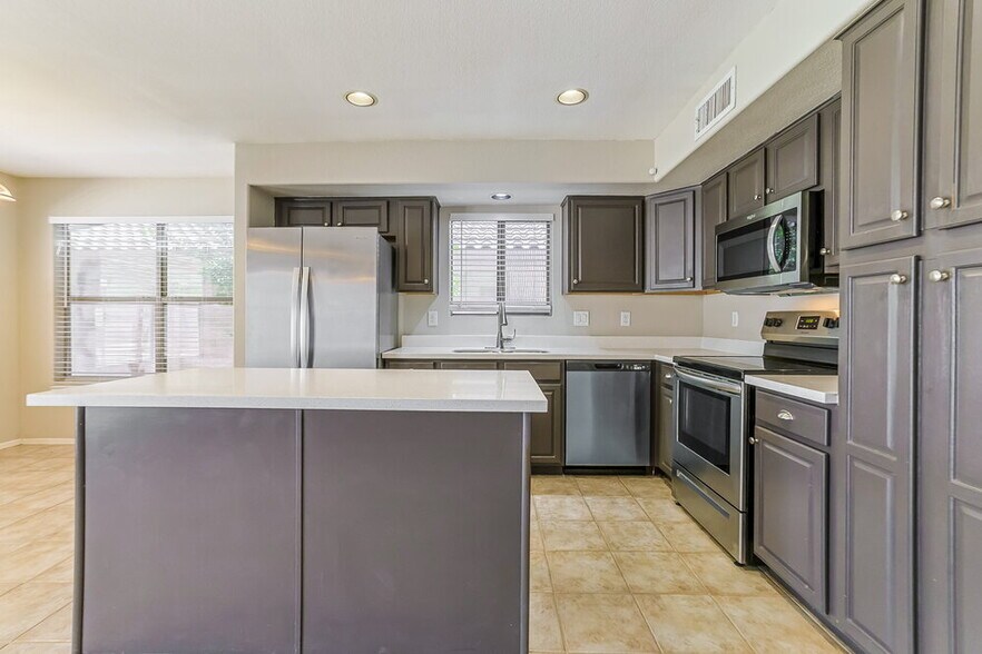 Building Photo - 548 E Cathy Dr