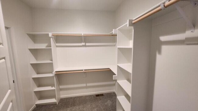 Building Photo - Newly constructed Maintenance provided 3 bed 2.5 bath