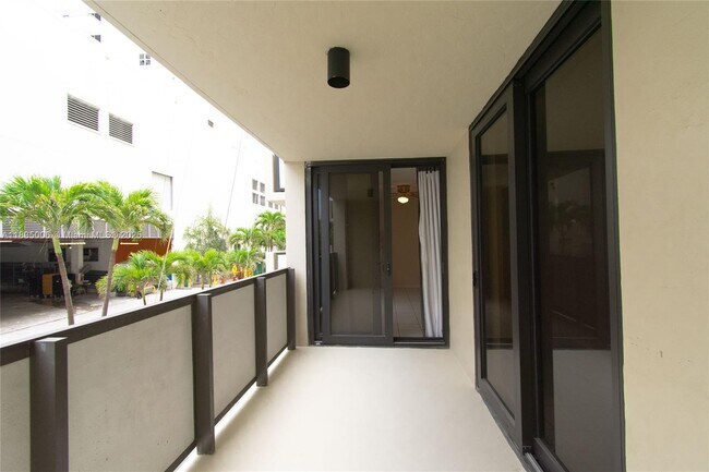 Building Photo - 1621 Collins Ave
