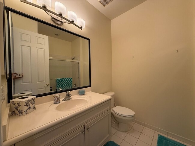 Building Photo - Two-story Upscale Townhouse located at Bel...