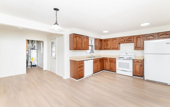 Building Photo - 4BR/2Ba house- Ready for new occupant!