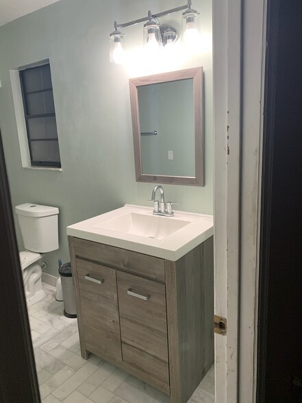 Master bathroom - 10928 NW 34th Pl