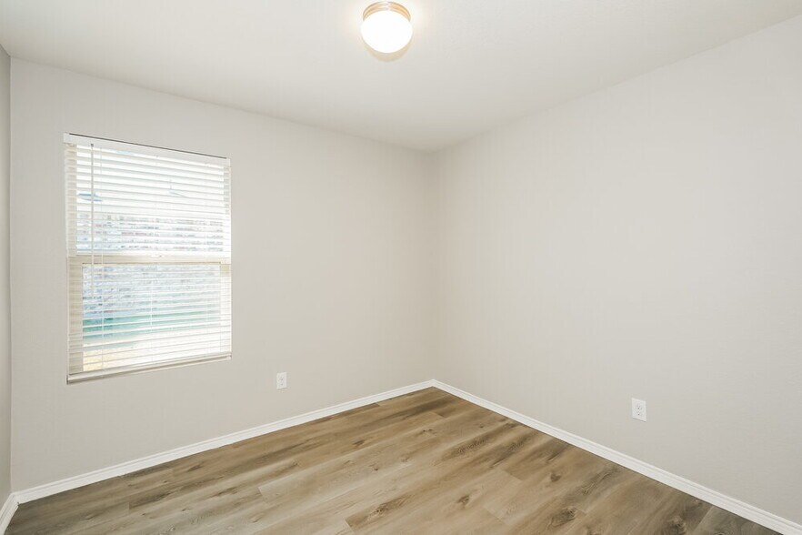 Building Photo - 1153 Skyline Dr