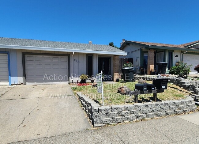 Building Photo - Roseville 2 Bedroom Duplex, New Carpet, Central Heat and Air, Large Fenced Yard