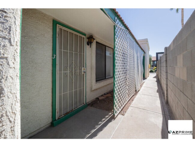 Primary Photo - Charming 2/1.5 Scottsdale Apartment - Styl...