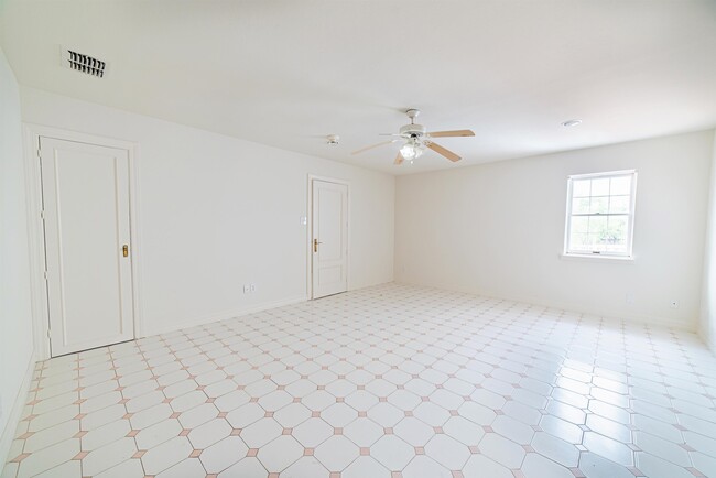 Building Photo - 1800 Country Club Dr