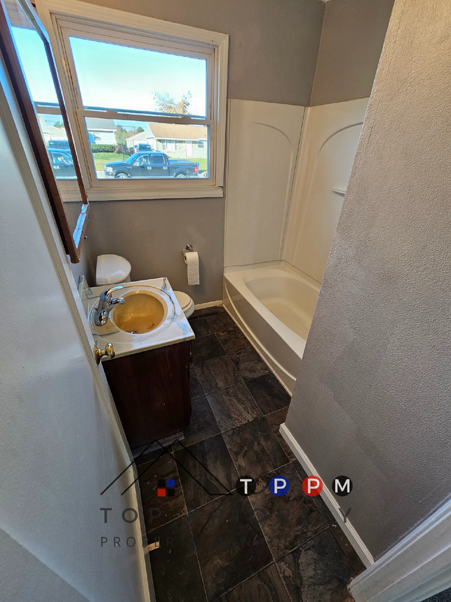 Building Photo - COMPLETELY REMODELED 3 Bedroom | 1 Bathroo...