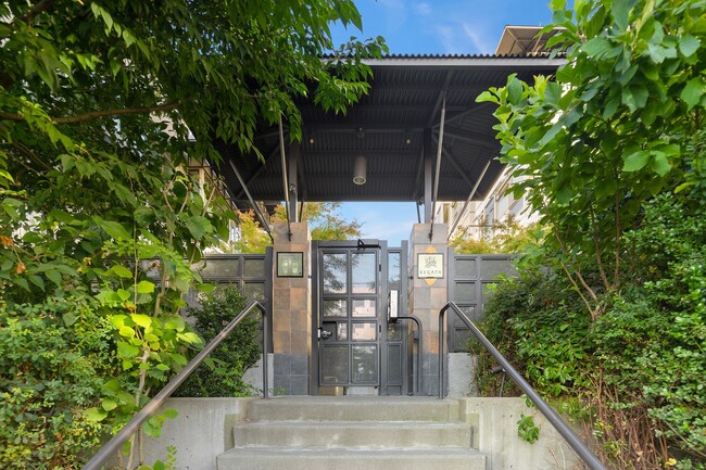 Building Photo - Beautiful Studio Condo by Gasworks Park