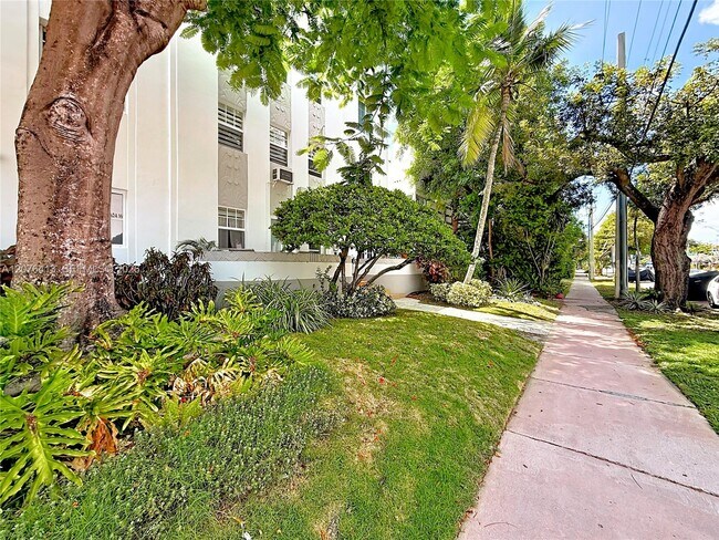 Building Photo - 2463 Pine Tree Dr