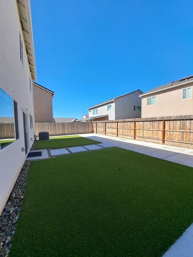 Building Photo - 911 Blue Oak Lane W