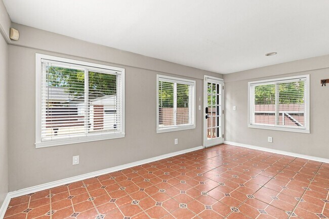 Building Photo - 912 Beechwood Rd