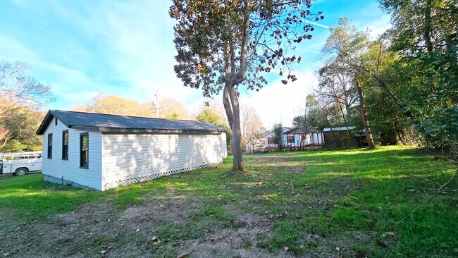 Building Photo - 64 Spruce St