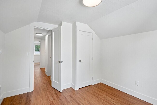 Building Photo - 131 E 70th St