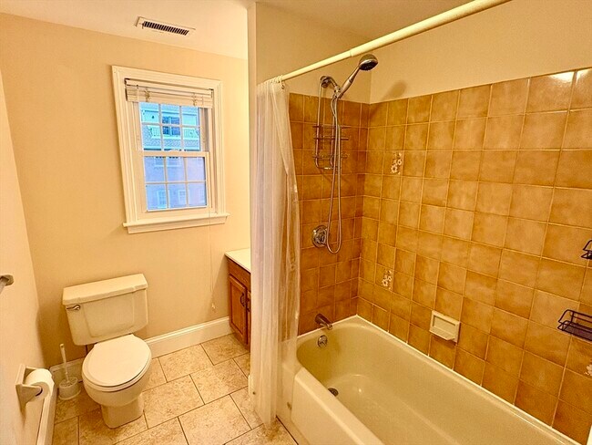 Building Photo - 224 Park St