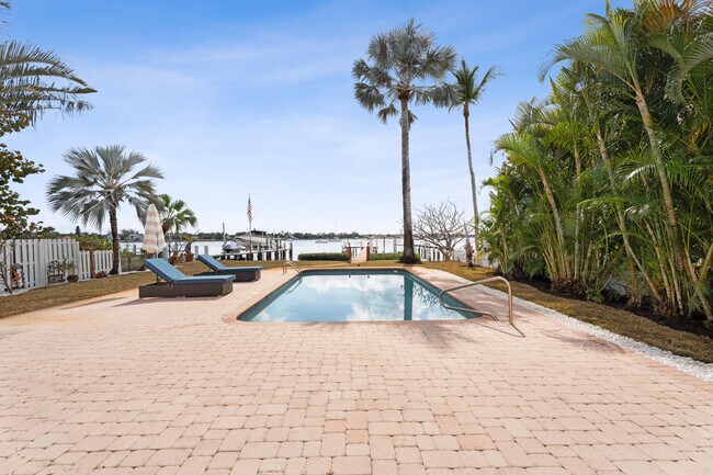 Building Photo - 114 S Lake Dr