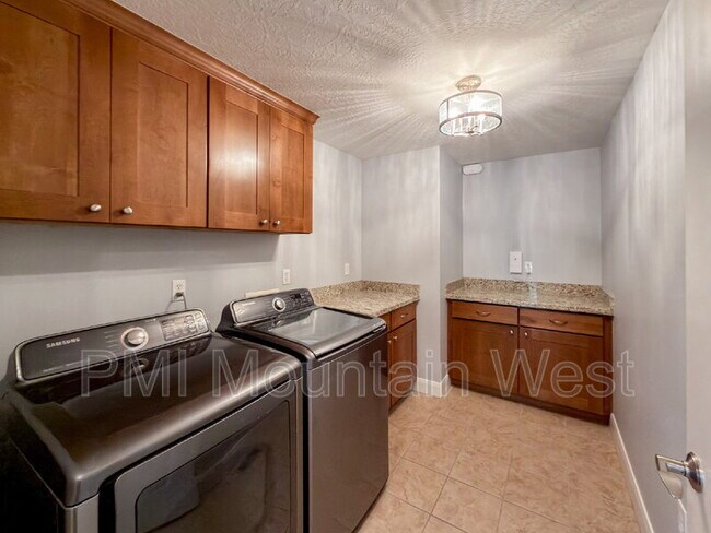 Building Photo - 88 S 900 E