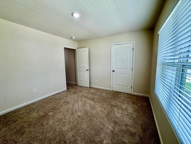 Building Photo - Beautiful 5 bedroom, 3 full bath home in D...