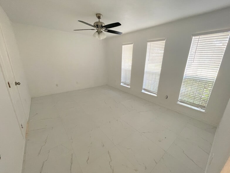 Building Photo - 1808 Saxony Ln