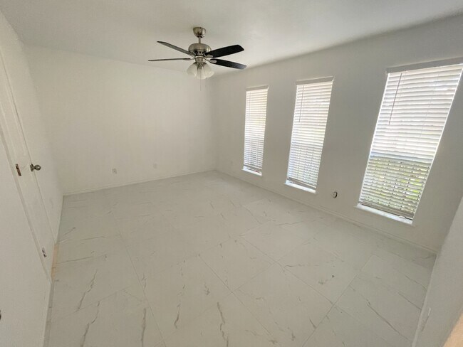 Building Photo - 1808 Saxony Ln