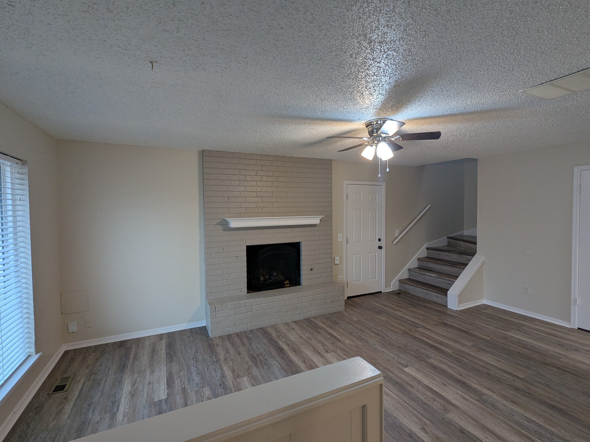 Living room with Gas fireplace - 6720 Elk Canyon Rd