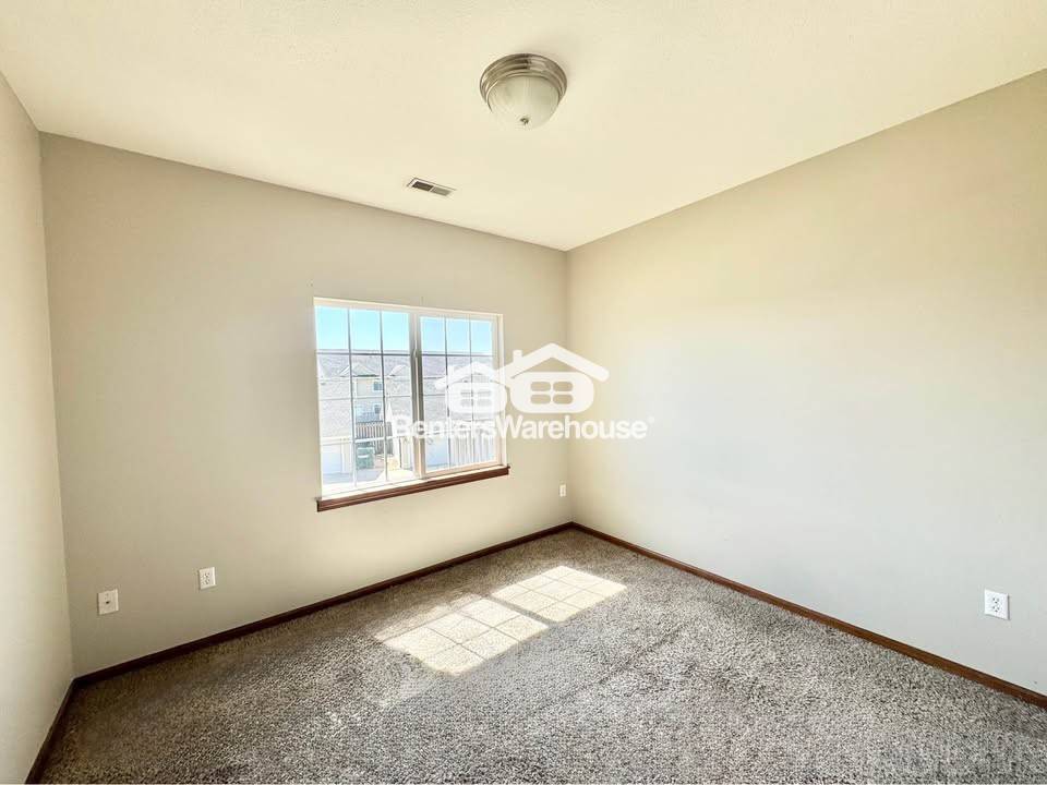 Building Photo - 1624 NW Prairie Lakes Dr