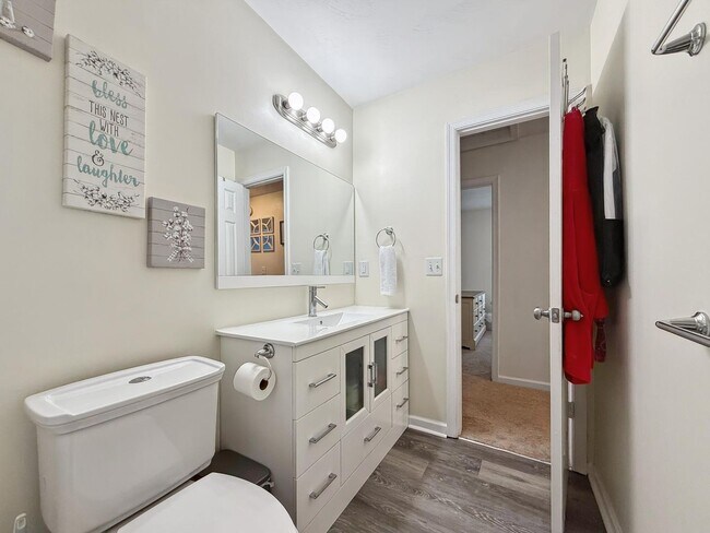 Building Photo - Spacious 4 BDRM 2.5 BA