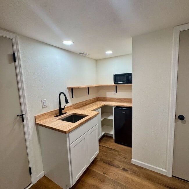 Building Photo - Beautiful lakeview home for rent