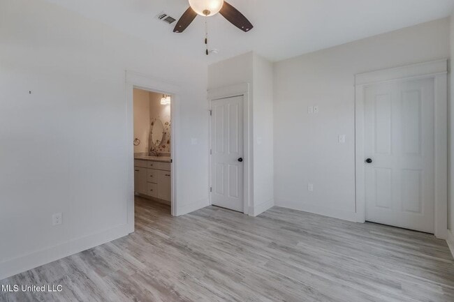 Building Photo - 238 Lovers Ln