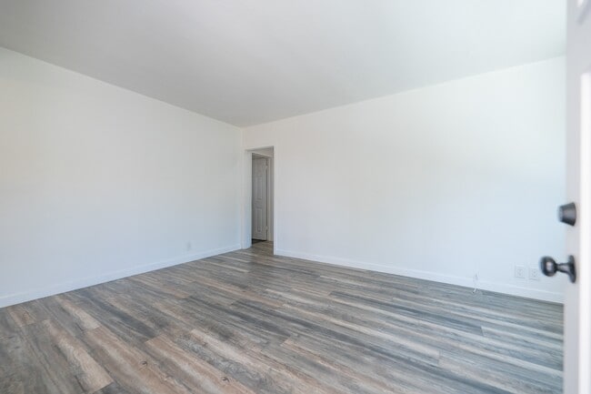Building Photo - 7512 Woodley Ave