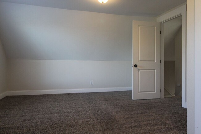 Building Photo - 614 E Hartson Ave