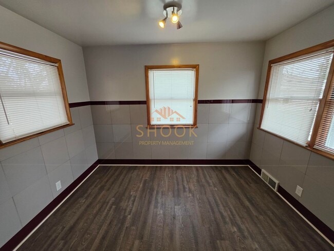 Building Photo - COZY 2 BR HOME NEAR CAMPUS WITH FINISHED B...