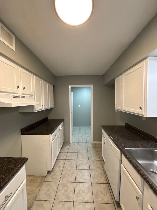 Building Photo - Newly Refreshed 3 bedroom 2 bath duplex